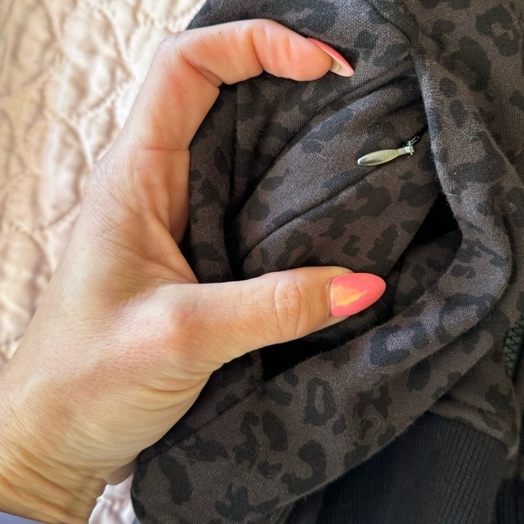 Athleta Triumph Hoodie Cheetah Leopard Print Zip Athleisure Active Black Small - Picture 7 of 12